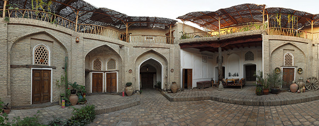 Внутренний дворик гостиницы Амулет в Бухаре